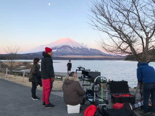 富士山をバックに山中湖にて撮影する風景